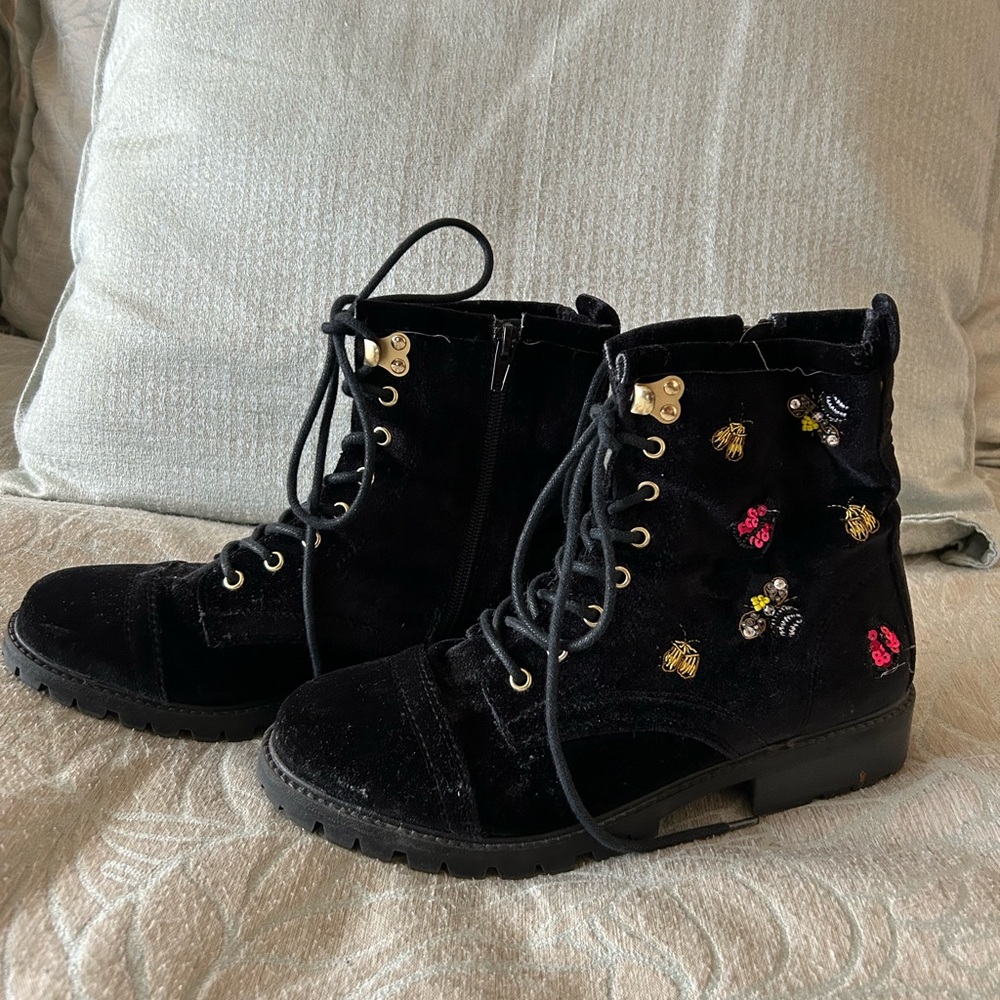 Betsey Johnson Black Velvet Boots with sequined bees for Bling! 8.5